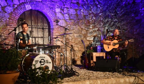 El espectáculo en formato acústico se desarrolló a los pies del castillo del municipio.