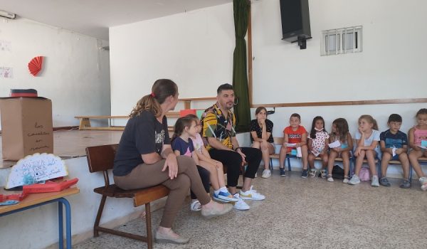 El artista respondió a las preguntas de alumnos de Ronda y Arriate en una de las aulas del CEIP Virgen de la Cabeza