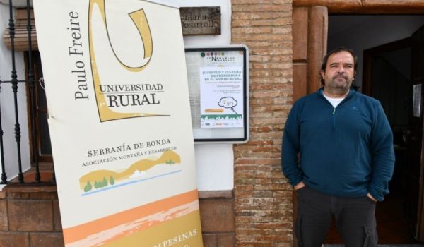 La sede de la institución se encuentra en la calle Moraleda de Benalauría.