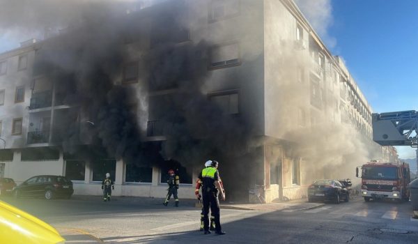 De momento se desconocen las causas del fuego, que se mantiene activo.