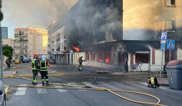 Los bomberos continuarán trabajando en el establecimiento durante toda la noche
