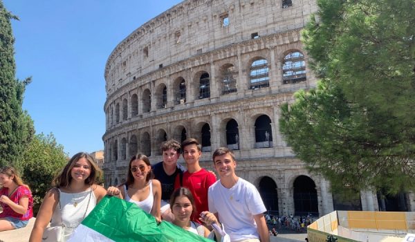 Los estudiantes rondeños pasaron cuatro días en la capital italiana. En la imagen, junto a El Coliseo.