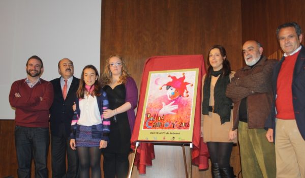 Las reinas, el pregonero y el autor del cartel, junto a representantes municipales y el presidente de la Asociación Cultural Carnavalesca.