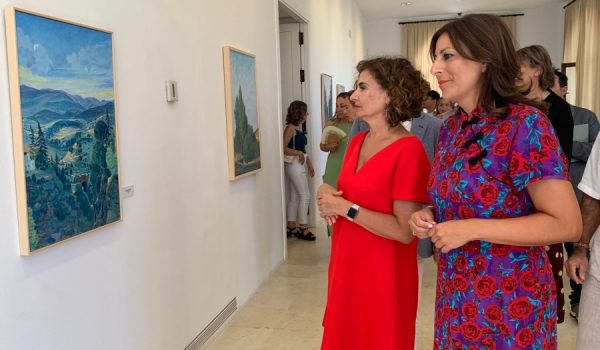 La alcaldesa de la ciudad observa una de las obras junto a la ministra de Hacienda, María Jesús Montero, quien mantiene muy buena relación con la familia del artista