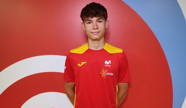 El joven rondeño con la camiseta oficial de la Real Federación Española de Ciclismo.