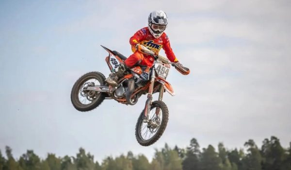 El piloto de 14 años compite en MX85