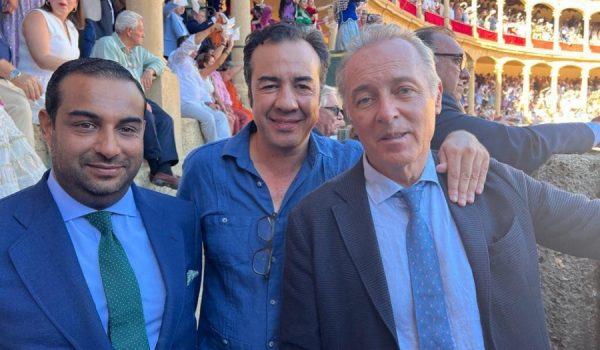 A la izquierda de la imagen el empresario español-hindú Kabir C. Sukhwani junto al cantante sevillano José Manuel Soto.