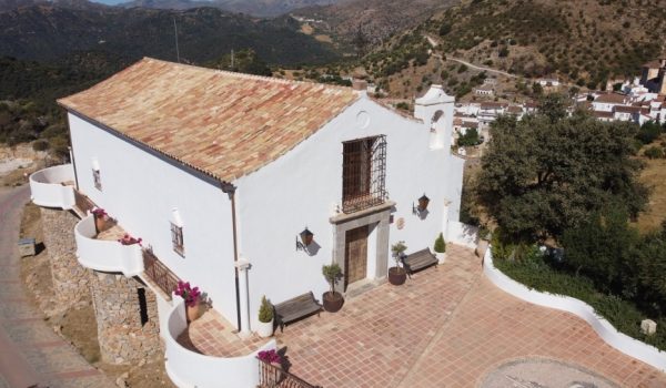 El exterior de la nueva infraestructura, desde donde se divisan unas bonitas vistas panorámicas de Alpandeire y el Valle del Genal, ha sido acondicionado.