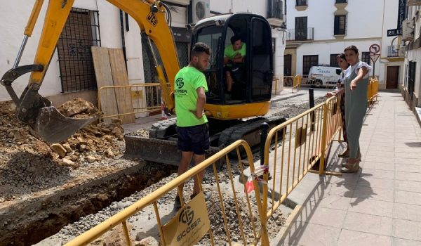 Las actuaciones contemplan la renovación del colector ubicado en esta céntrica vía y la reparación del pozo de la zona.