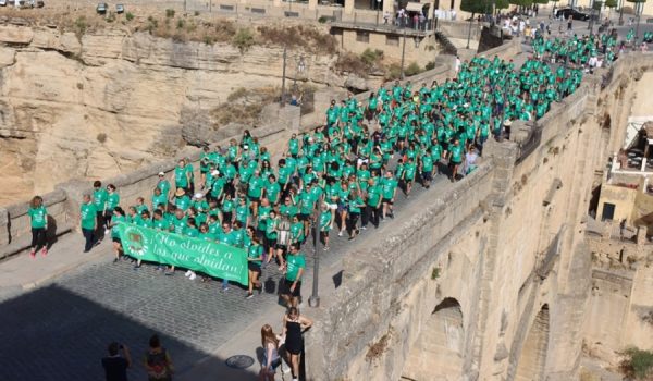 La multitud cruzó el Puente Nuevo en dirección a La Planilla.