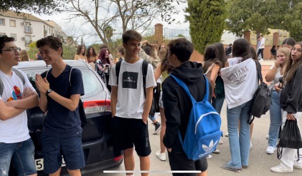 Estudiantes de cuarto curso de la ESO del IES Dr. Rodríguez Delgado frente a la puerta de entrada del centro antes de entrar en clase