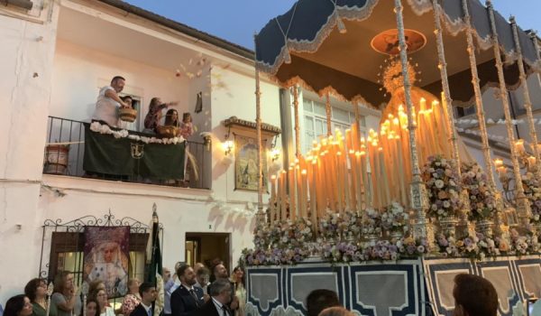 Petalada a la Virgen durante la salida desde su templo