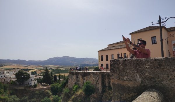 Un turista fotografía las vistas del Puente Nuevo de Ronda