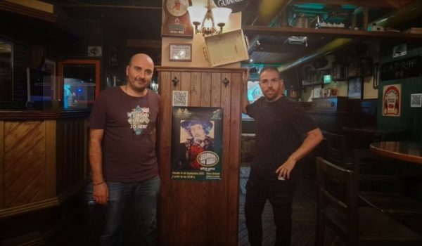 A la izquierda Juani García junto a uno de los empleados del pub.