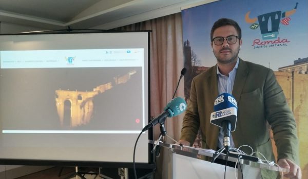 Ángel Martínez ha presentado esta mañana el nuevo portal de Turismo de Ronda en un encuentro con empresarios locales.