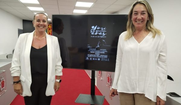 La trabajadora social del colectivo ha presentado la obra junto con la edil de Cultura, Alicia López.