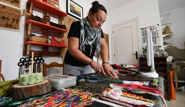 Trabaja a mano con lana y cuero como materias primas para crear infinidad de productos como originales