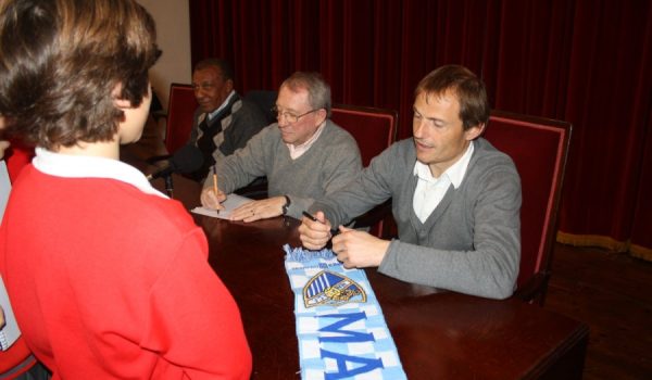 El ex guardameta del F.C. Barcelona y Málaga C.F., Francesc Arnau, firmando autógrafos a los escolares del Colegio Juan de la Rosa.