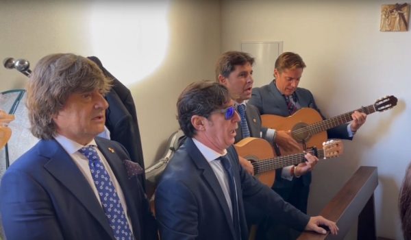 Rivera, segundo por la derecha, en la nueva capilla de La Legión en Ronda