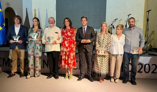 Imagen de los galardonados junto a la alcaldesa de Ronda y el concejal de Turismo
