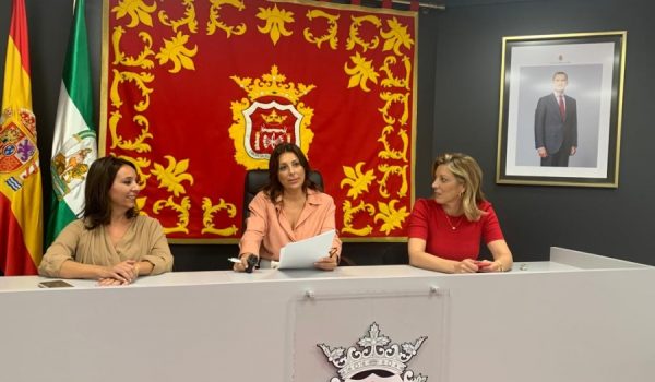 La alcaldesa, junto a las delegadas de Obras y Contratación, Concha Muñoz y María del Carmen Martínez