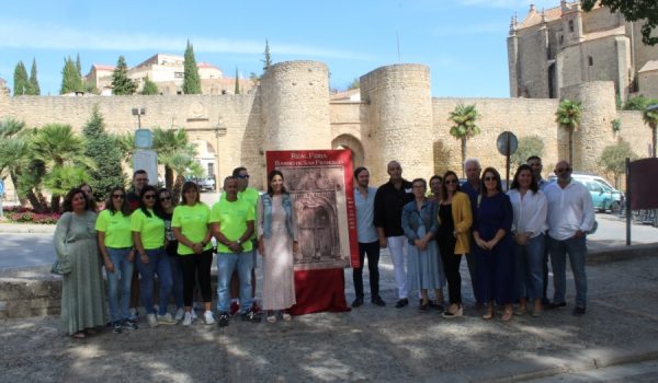 Representantes de la Asociación de Vecinos, del Ayuntamiento de Ronda y de la Hermandad del Santo Entierro presentaron este domingo el cartel oficial de los festejos en la plaza Ruedo Alameda