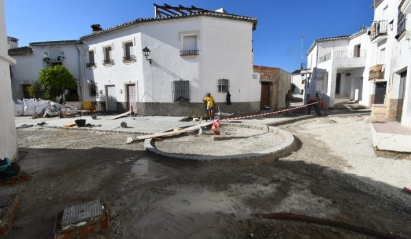 La vía se ubica en la zona baja del casco urbano de la localidad