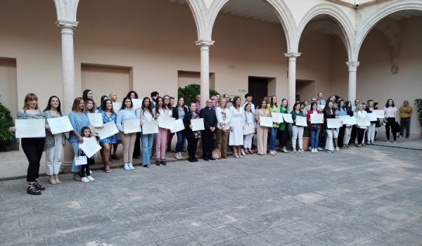 Foto de familia de los alumnos becados