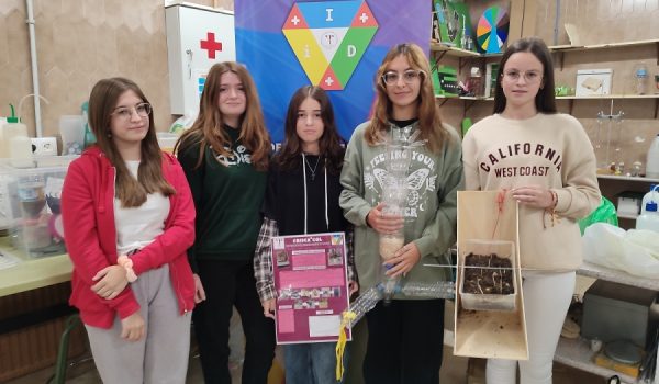 Estas estudiantes de 3º de ESO nos han explicado el funcionamiento del dispositivo que han realizado a partir de materiales reciclados