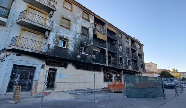 Pese a los escombros varios individuos tratan de acceder al interior de las viviendas para sustraer enseres personales de los afectados.