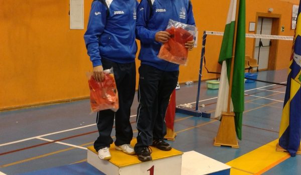 David Sierra y José A. Rojas en el podium en el Encuentro Internacional de Bádminton Veterano de Alhaurín de la Torre.