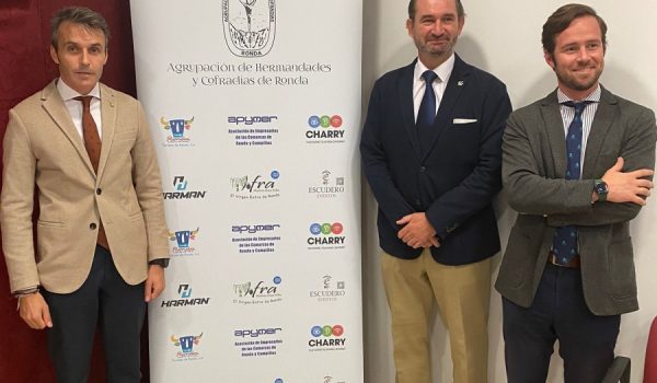 En la imagen el presidente de la Agrupación, Francisco Ruiz Arrocha, junto a César Ramírez y el edil Ignacio Alonso en representación del Ayuntamiento de Ronda. y