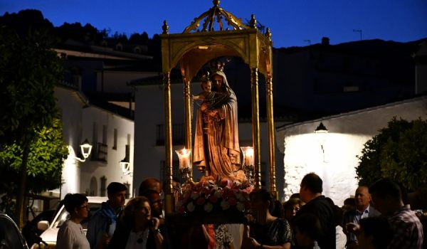 Se da la circunstancia de que en este municipio existen dos imágenes de la Virgen del Rosario.
