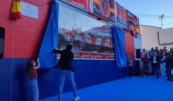 Nicolás y Leire, dos pequeños aficionados, fueron los encargados de descubrir el mural en memoria del Sabio de Hortaleza