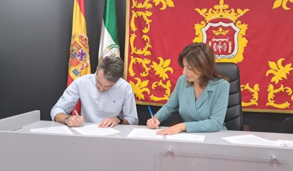 El presidente de la Agrupación de Hermandades, Francisco Ruiz Arrocha, junto a la alcaldesa durante la firma del convenio.
