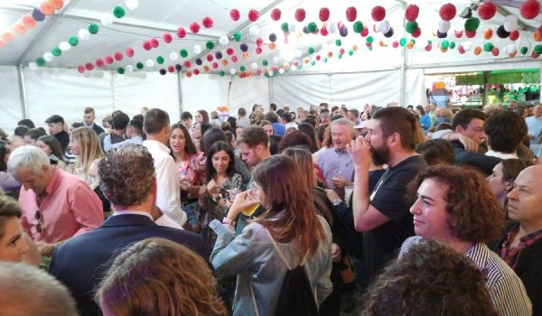 Se ha instalado una carpa en el atrio junto a la plaza Ruedo Alameda