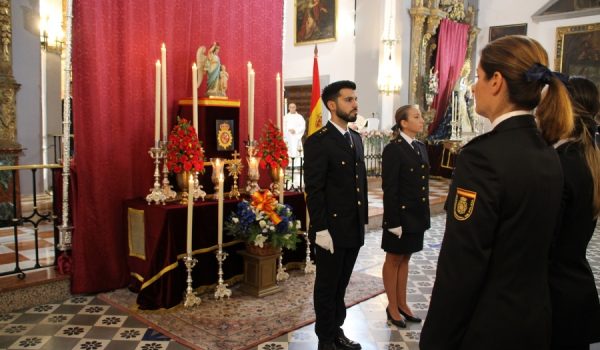 La ofrenda a los agentes caídos se ha desarrollado en la Iglesia de Santa Cecilia.