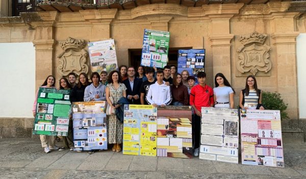 Esta mañana el edil de Educación ha recibido a una veintena de estudiantes que participarán en el certamen científico.