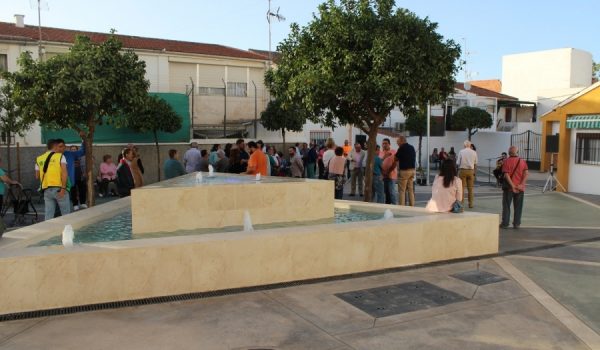 Uno de los elementos centrales de la nueva plaza es una fuente ornamental con iluminación incorporada.