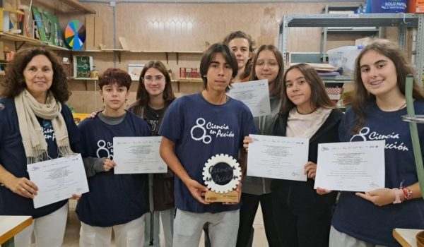 Los alumnos posan con sus reconocimientos junto a la docente Mercedes Ávila, una de las tutoras de los proyectos presentados.
