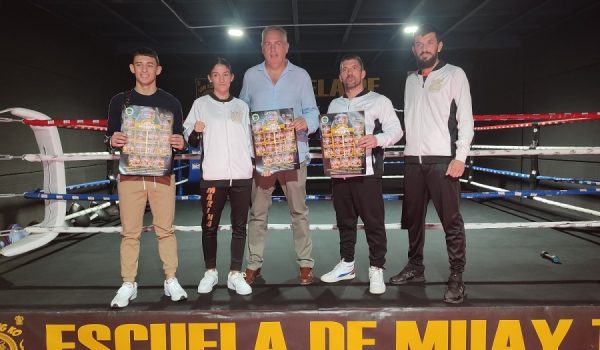 Ismael, Marina, el concejal de Deportes, David Guerrero y Samuel presentan el cartel oficial en las instalaciones de la escuela