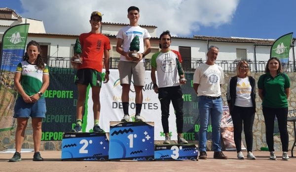 El rondeño con su trofeo de campeón andaluz de esta modalidad deportiva junto a los dos siguientes clasificados