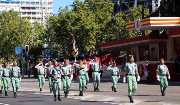 El coronel José De Meer ha encabezado el desfile de los legionarios de Ronda