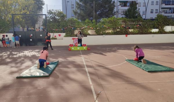 Se está desarrollando en el patio del centro educativo, donde los menores están aprendiendo a realizar masajes cardíacos.