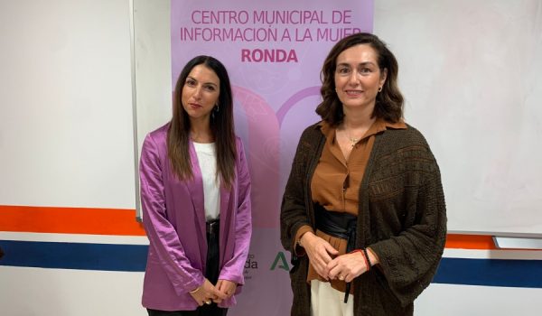 Elena Blanco junto a la delegada de Igualdad y Mujer.