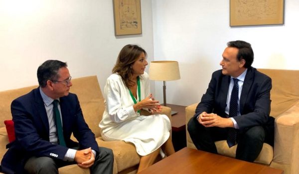 El parlamentario rondeño Daniel Castilla acompañó a la alcaldesa durante su encuentro con el consejero de Universidad.