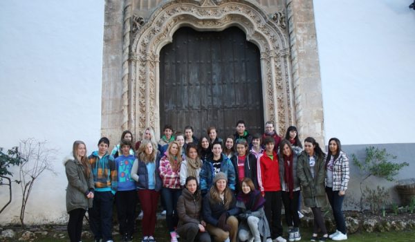 Jóvenes de intercambio en el pórtico del Convento de San Francisco.
