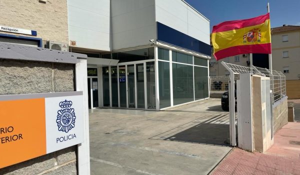 Entrada principal de la comisaría provisional