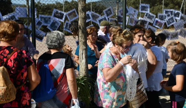 Vecinas de diferentes edades contemplan la exposición de fotografías antiguas