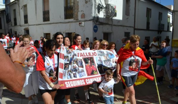 Llegada a meta de la viuda del fallecido José Vallejo, rodeada de amigos y familiares